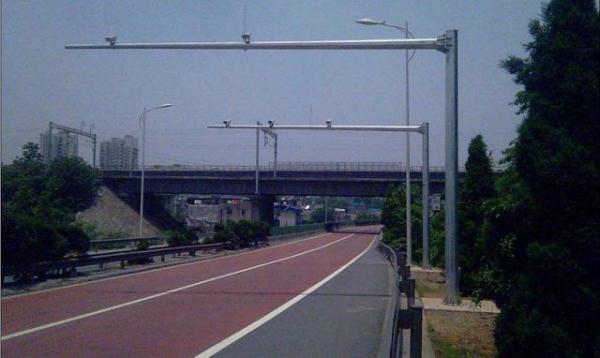路上的电子眼为什么会拍照每一辆车？