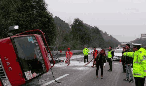 跑高速遇前面车急刹车咋办？