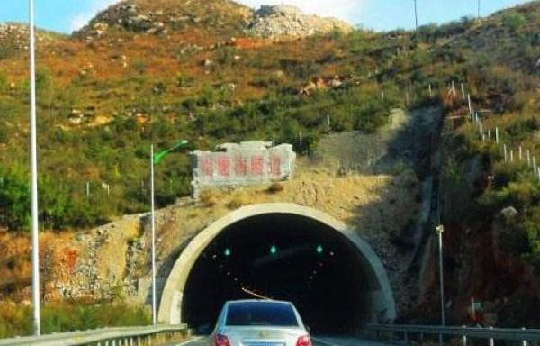 进高速隧道 很多老司机都靠左侧行驶？