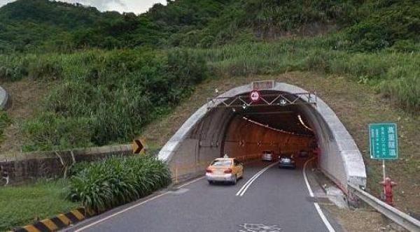 进高速隧道，很多老司机都靠左侧行驶？知道原因后，新手很后怕！