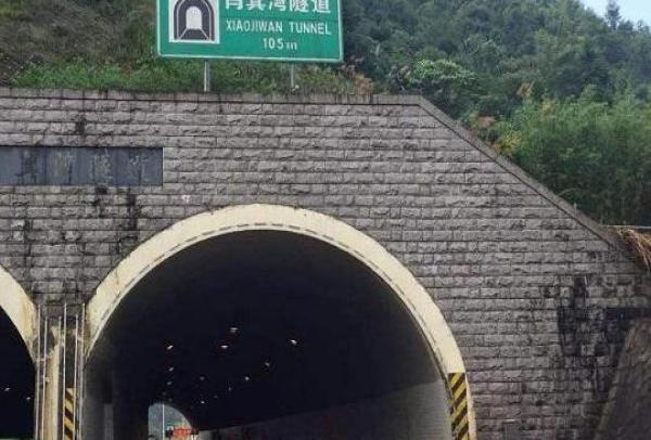 进高速隧道，很多老司机都靠左侧行驶？知道原因后，新手很后怕！